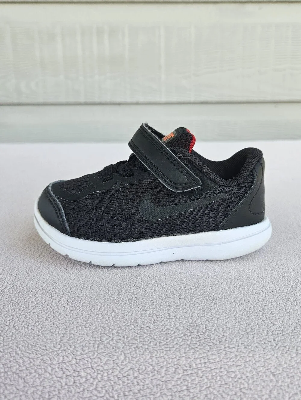 Nike Flex Run TD Sneaker Toddler SZ 6C Hook & Loop Black Red 904239-005